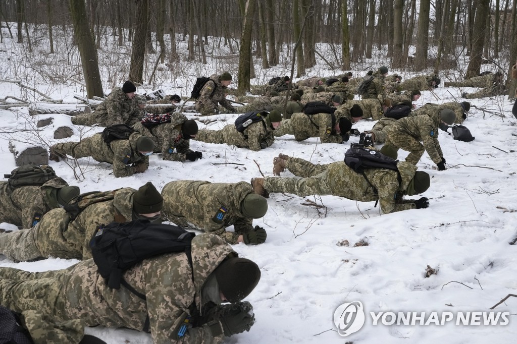 러시아 침공 대비 훈련하는 우크라 정부군과 의용군
(키예프 AP=연합뉴스) 지난 1월 22일(현지시간) 우크라이나 수도 키예프의 한 공원에서 정부군과 의용군이 러시아군 침공에 대비해 합동훈련을 하고 있다.