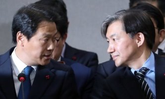 임종석 전 대통령 비서실장(왼쪽). 조국 전 법무부 장관