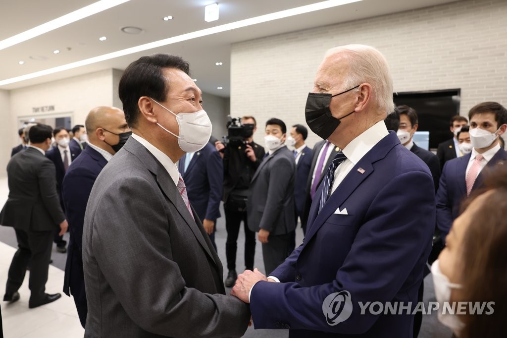 취임 후 한국을 첫 방문한 조 바이든 미국 대통령이 20일 오후 경기도 평택시 삼성전자 반도체공장을 방문, 윤석열 대통령과 두손을 맞잡고 있다. 2022.5.20