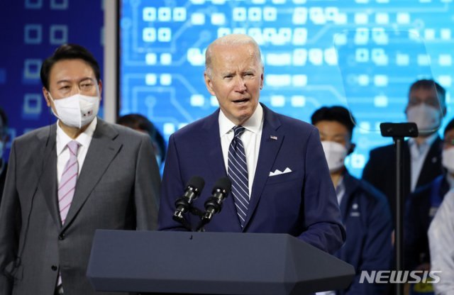20일 오후 삼성전자 평택 반도체공장을 시찰한 뒤 약 10분간 연설을 이어간 바이든 대통령.(Newsis)