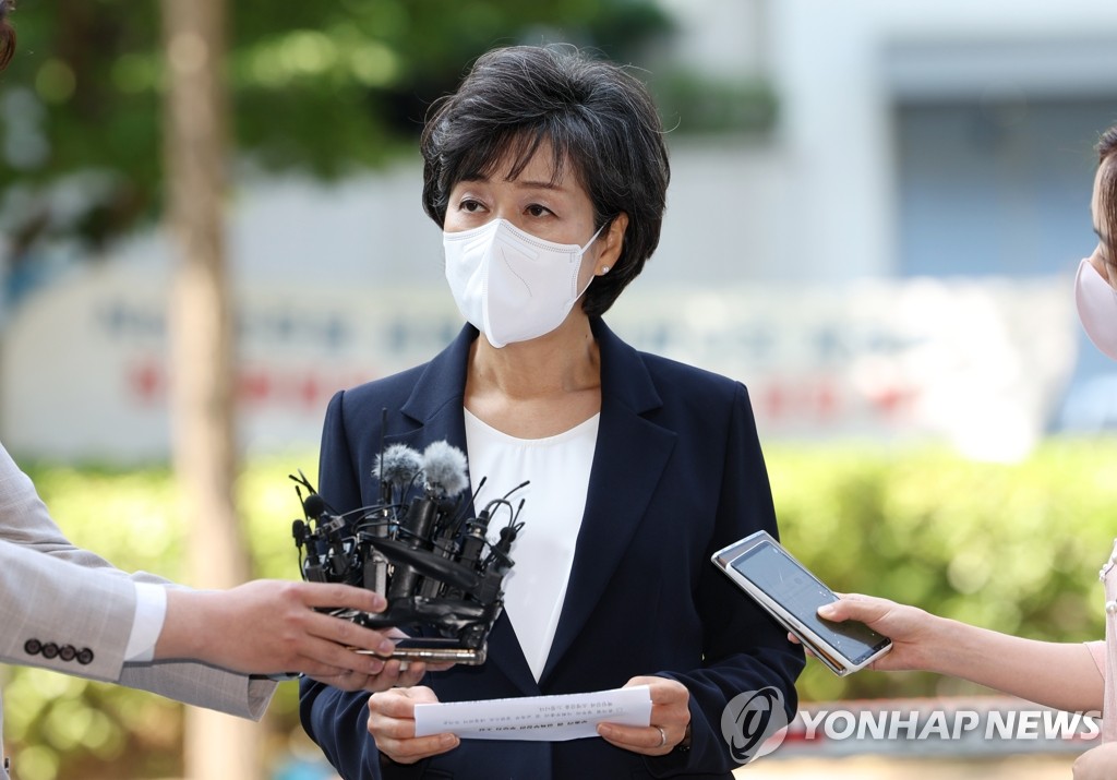사회부총리 겸 교육부 장관으로 지명된 박순애 서울대 행정대학원 교수가 27일 여의도에 마련된 인사청문회 준비 사무실로 출근하고 있다. 2022.5.27