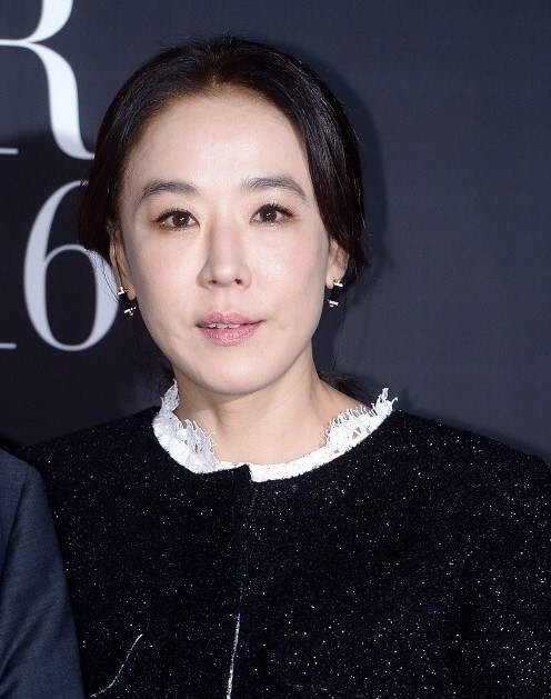 배우 강수연이 5일 의식을 잃고 쓰러졌다. 현재 인근 병원으로 후송, 긴급 수술을 앞두고 있다. 뇌 안쪽 혈관이 터진 상태로 위급한 상황이다.
