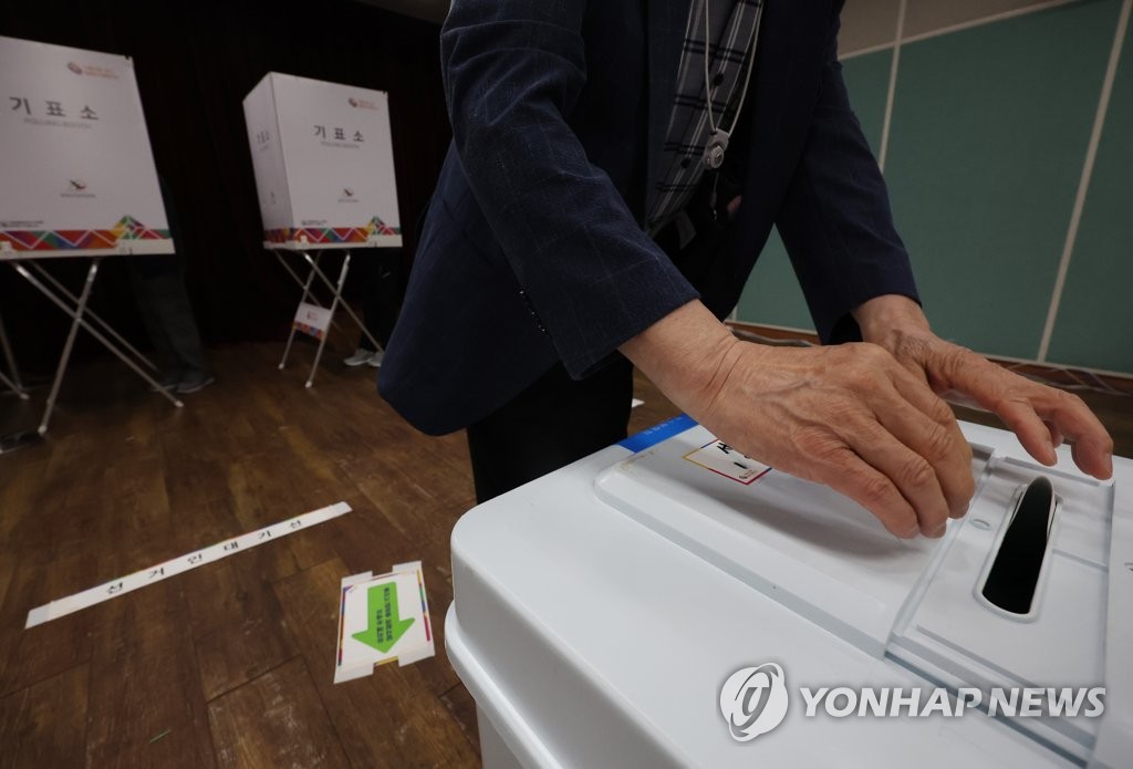 6.1지방선거 사전투표가 시작된 27일 마포구 서강동주민센터에 마련된 사전투표소에서 주민들이 투표를 하고 있다. 2022.5.27