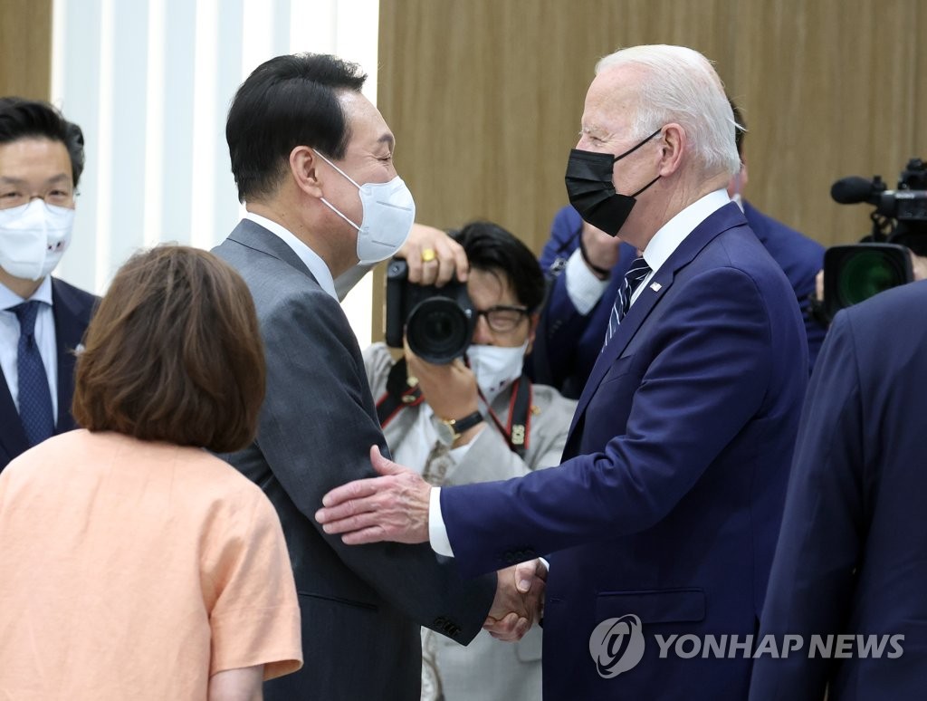 취임 후 한국을 첫 방문한 조 바이든 미국 대통령이 20일 오후 경기도 평택시 삼성전자 반도체공장을 방문, 윤석열 대통령과 인사하고 있다. 2022.5.20