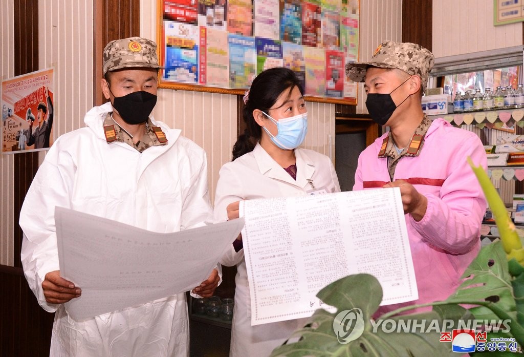 북한 수도에 조성된 보건위기를 제압하기 위해 파견된 군의부문(의료부문) 전투원들이 '은정어린 사랑의 불사약들이 시민들에게 더 빨리, 더 정확히 가닿도록 하기 위해 적극 노력하고 있다'고 조선중앙통신이 19일 보도했다. 2022.5.19