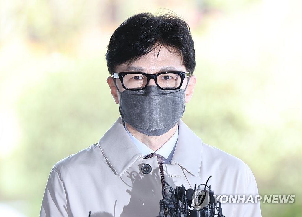 출근길 취재진 질문에 답하는 한동훈 후보자
(연합뉴스) 한동훈 법무부 장관 후보자가 15일 오전 후보자 사무실이 마련된 서울 서초구 서울고등검찰청 청사로 출근하며 취재진 질문에 답하고 있다. 2022.4.15 superdoo82@yna.co.kr