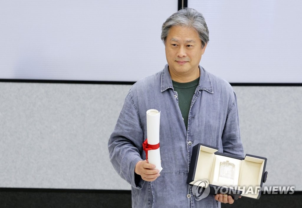칸국제영화제에서 감독상을 수상한 박찬욱 감독이 30일 오후 인천국제공항을 통해 귀국, 트로피를 들고 포즈를 취하고 있다. 박찬욱 감독은 '헤어질 결심'으로 한국 감독으로는 두 번째이자 자신의 첫 번째 감독상 트로피를 거머쥐었다. 2022.5.30