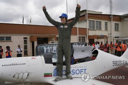 케냐에 도착한 세계 최연소 세계일주 비행 도전 10대 소년 (나이로비 AP=연합뉴스) 영국-벨기에 국적의 16세 소년 맥 러더포드가 18일(현지시각) 케냐 수도 나이로비의 윌슨 공항에 착륙해 제스처를 취하고 있다. 그는 세계 최연소 세계 일주 단독비행 기록을 깨기 위해 도전하고 있다. 2022.5.18 photo@yna.co.kr