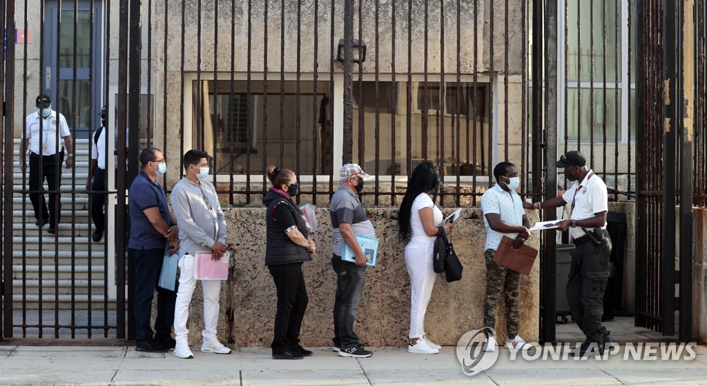 쿠바 주재 미국대사관 비자 발급 재개
(아바나 EPA=연합뉴스) 쿠바 아바나의 미국대사관이 3일 비자 발급 업무를 재개하면서, 대사관 밖에서 사람들이 줄을 서 입장을 기다리고 있다. 2022.5.4.