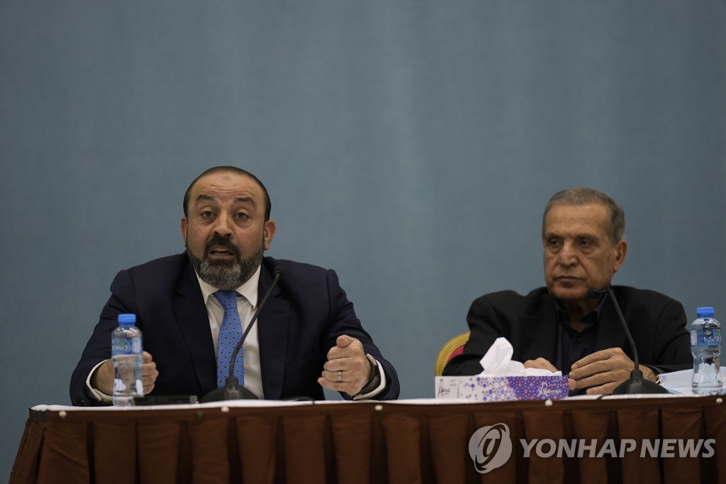 (라말라 AP=연합뉴스) 아크람 알 하티브 팔레스타인 자치정부 검찰총장(왼쪽)이 팔레스타인 라말라에서 기자회견을 열고 이스라엘군의 수색작전 중 발생한 알자지라 소속 시린 아부 아클레 기자 사망에 관한 조사 결과를 발표하고 있다. 2022.5.26.