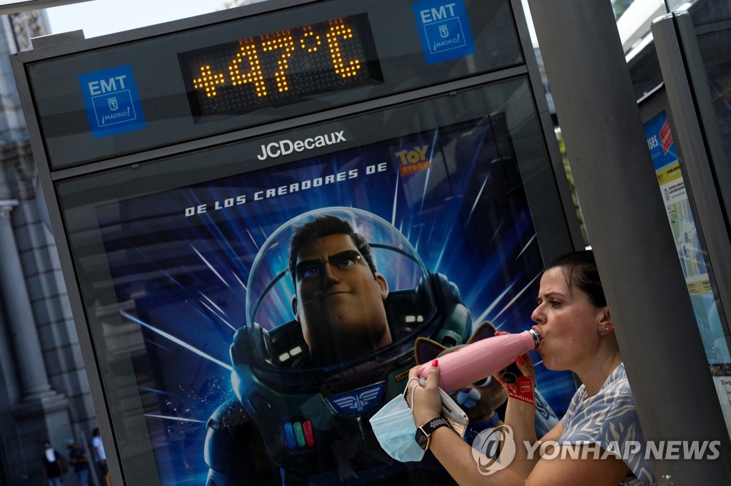 '47도(117도F)' 폭염 기록한 마드리드(마드리드 로이터=연합뉴스) 스페인 수도 마드리드에서 11일(현지시간) 한 시민이 '섭씨 47도'라고 표기된 온도계 옆에서 물을 마시고 있다. 2022.6.13 alo95@yna.co.kr