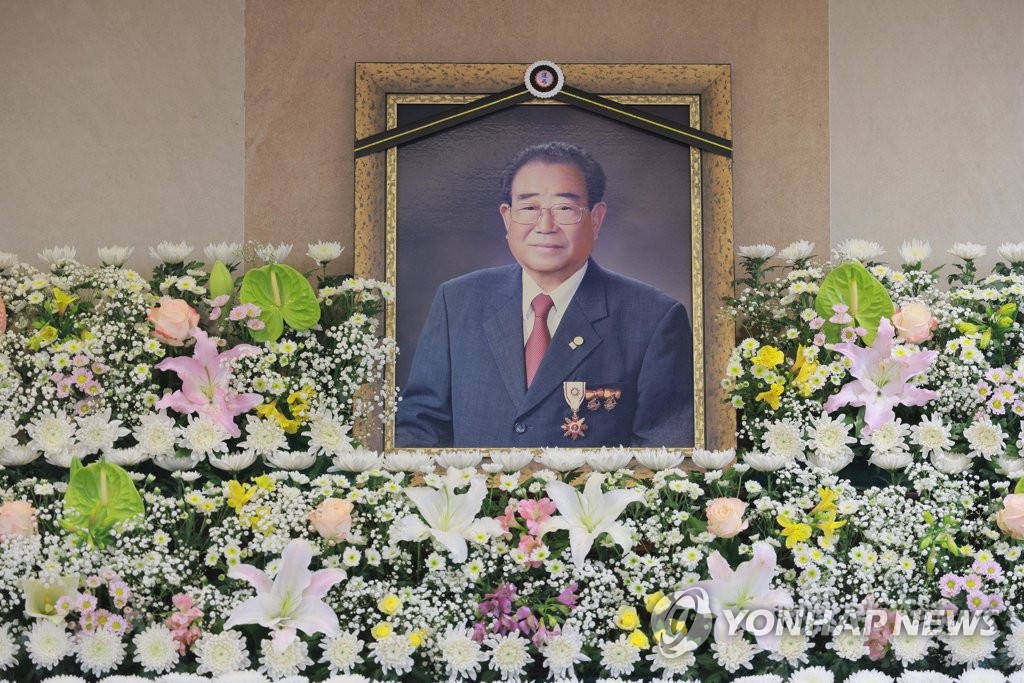(서울=연합뉴스) KBS의 장수 프로그램 '전국노래자랑' 현역 최고령 진행자 송해의 빈소가 8일 오후 서울 종로구 서울대학교병원 장례식장에 마련됐다. 발인은 10일이다. 2022.6.8