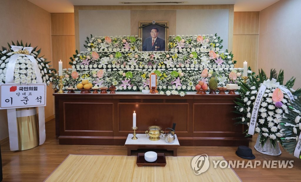 (서울=연합뉴스) KBS의 장수 프로그램 '전국노래자랑' 현역 최고령 진행자 송해의 빈소가 8일 오후 서울 종로구 서울대학교병원 장례식장에 마련됐다. 발인은 10일이다. 2022.6.8