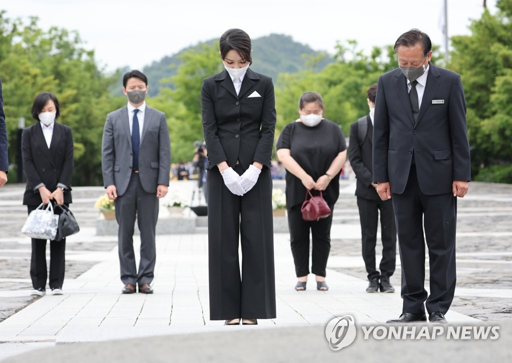13일 오후 경남 봉하마을을 방문해 고(故) 노무현 전 대통령 묘역을 참배하는 김건희 여사와 오른쪽 남성과의 사이로 보이는 둥근 얼굴의 여성이 무속인이라는 논란에 휩싸였다. 이에 대통령실에서는 김여사의 10년 지기인 인수위 출신 교수라고 해명했다.
(연합뉴스)2022.6.13