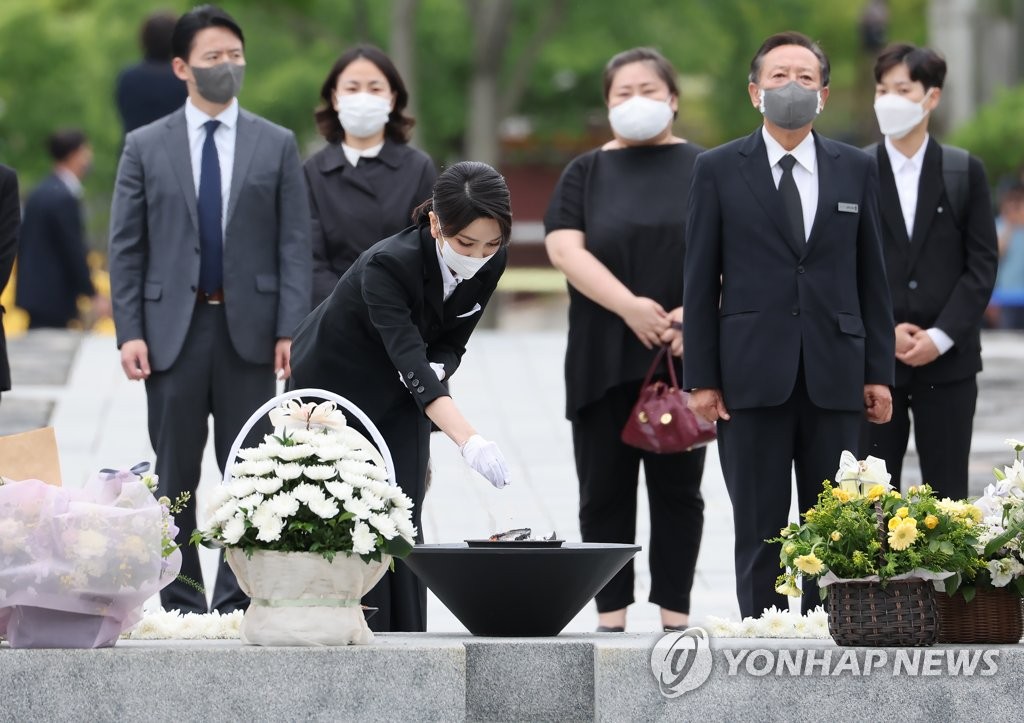 13일 노무현 전 대통령 묘역 참배하는 김건희 여사. 오른쪽 검은 반팔티에 샌들을 신고 자줏빛 핸드백을 든 여성이 동행해 무속인 논란에 휩싸였다. (연합뉴스) 2022.6.13