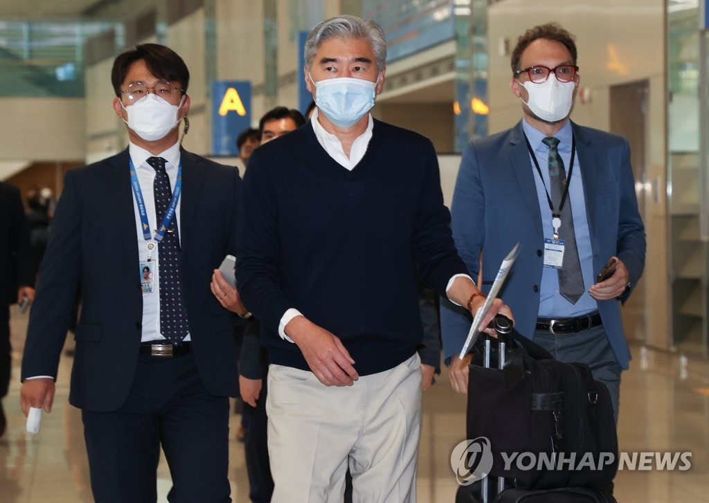성김 미국 국무부 대북특별대표가 한미일 3국 간 북한 현안 논의를 위해 2일 오후 영종도 인천국제공항 제2여객터미널을 통해 입국하고 있다. 2022.6.2 ryousanta@yna.co.kr